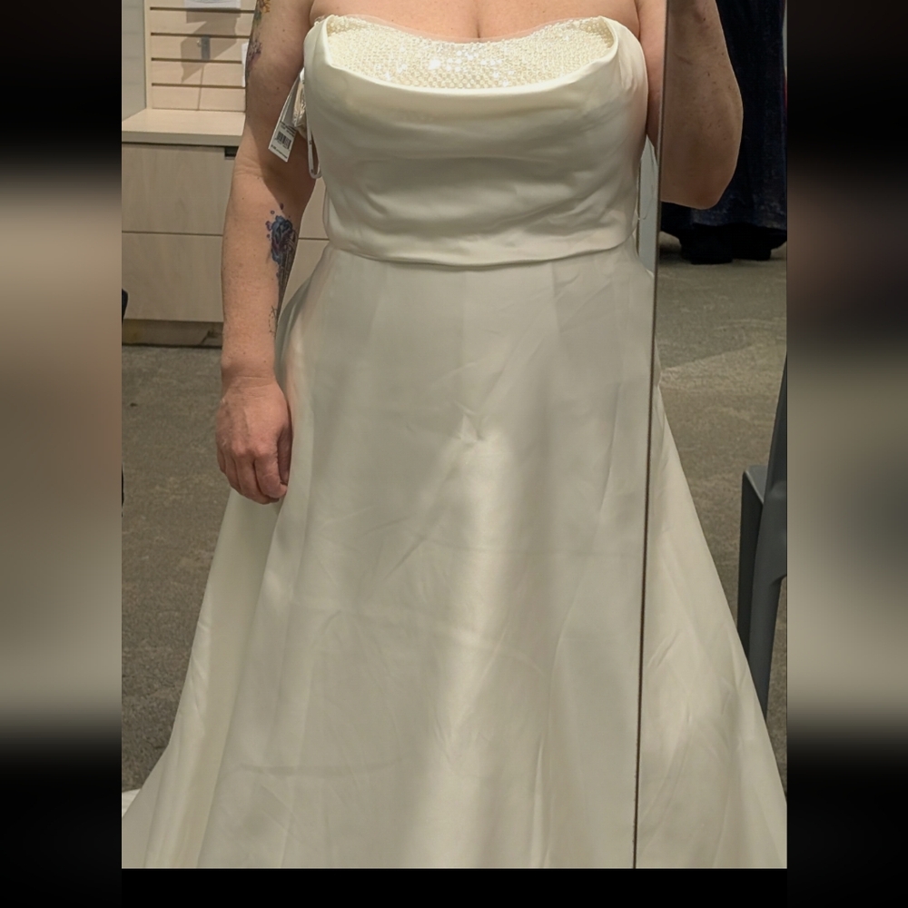 Elegant White Strapless Dress
